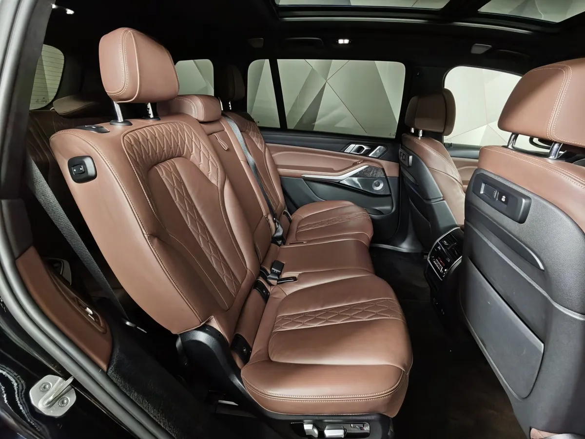BMW X7 xDrive40d Steptronic (340 л.с.) Базовая (Локальная сборка) Черный в АВИЛОН. Слайд №14