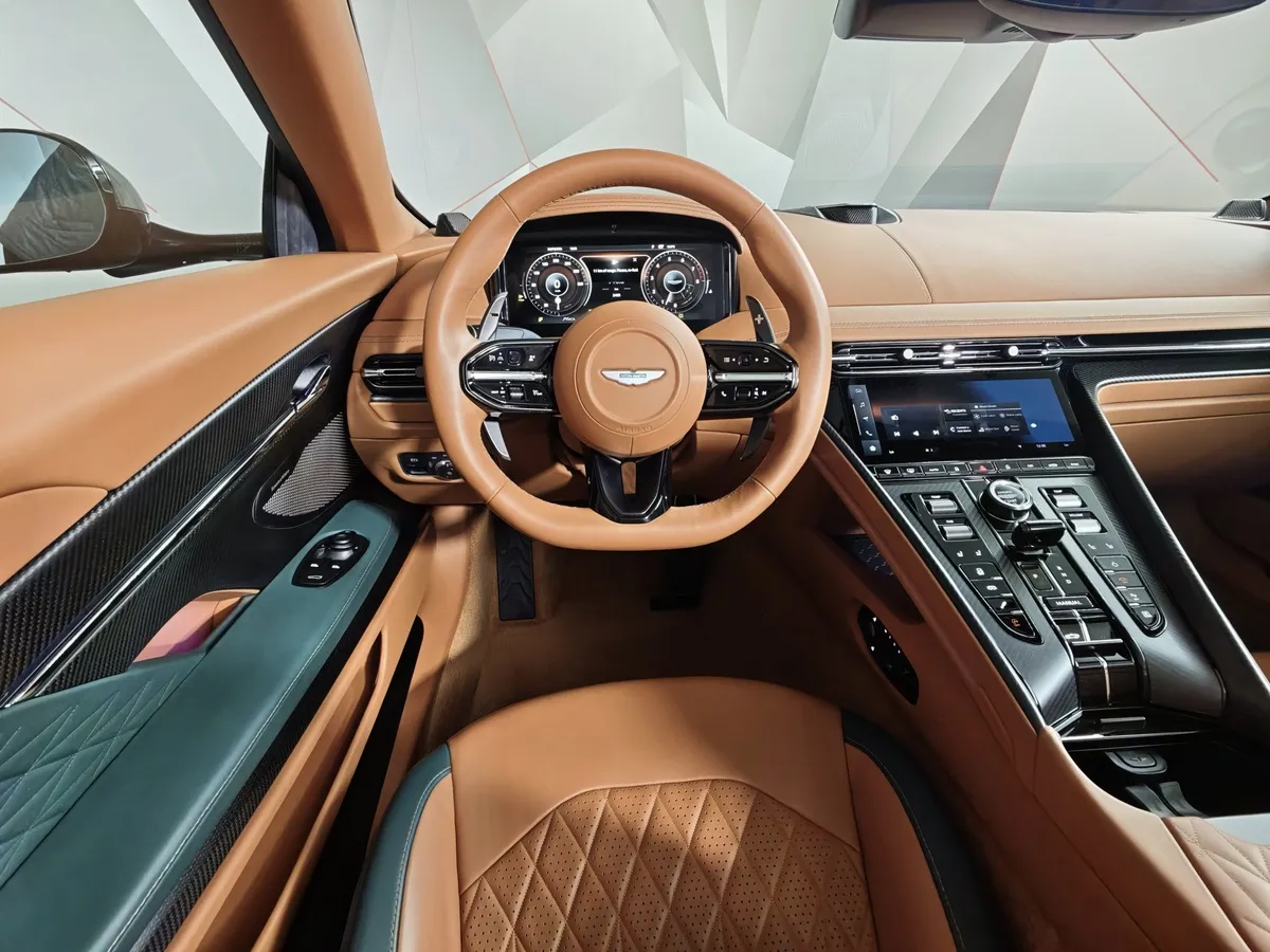 Aston Martin DB12 Volante 5.2 V12 AT (600 л.с.) Зеленый в АВИЛОН. Слайд №18