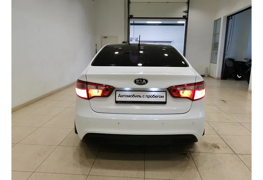 Kia Rio 1.6 AT (123 л.с.) Белый в АВИЛОН. Слайд №8