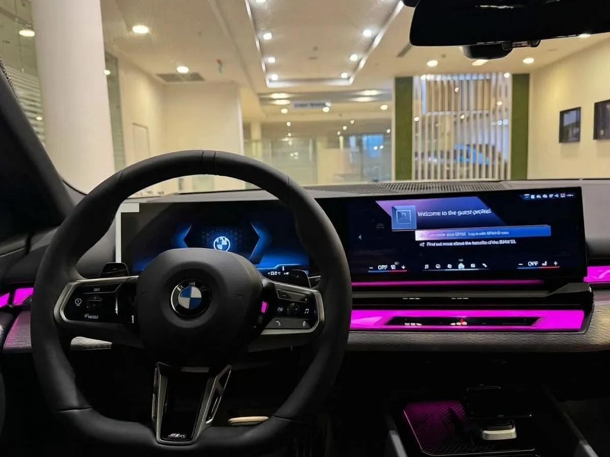 BMW 5 серия 530i xDrive AT (252 л.с.) Белый в АВИЛОН. Слайд №7