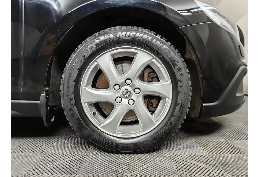 Volvo V40 1.5 T3 Drive-E Geartronic (152 л.с.) Summum Черный в АВИЛОН. Слайд №8