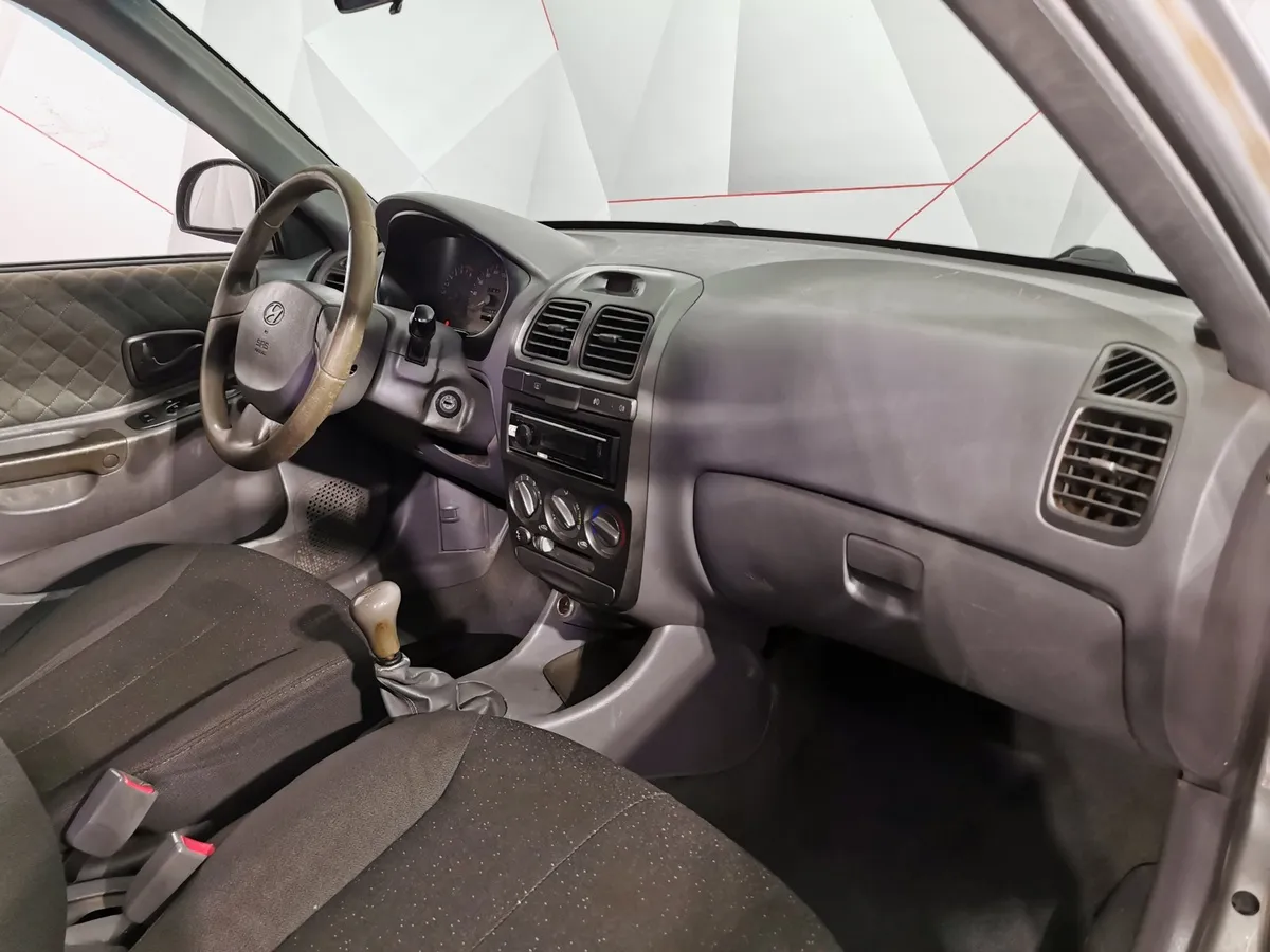 Hyundai Accent 1.5 MT (102 л.с.) Серебристый в АВИЛОН. Слайд №11