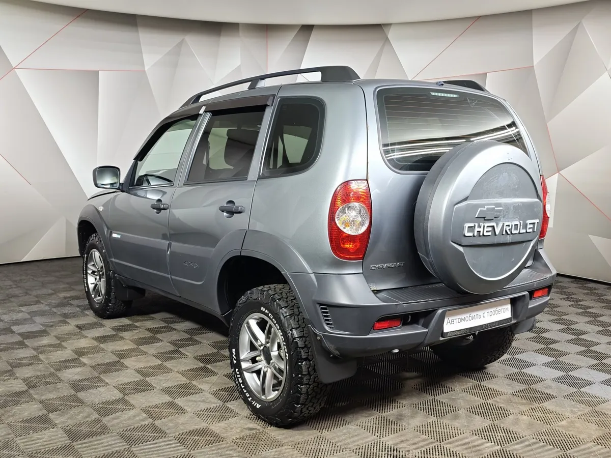 Chevrolet Niva 1.7 MT (80 л.с.) Серый в АВИЛОН. Слайд №4