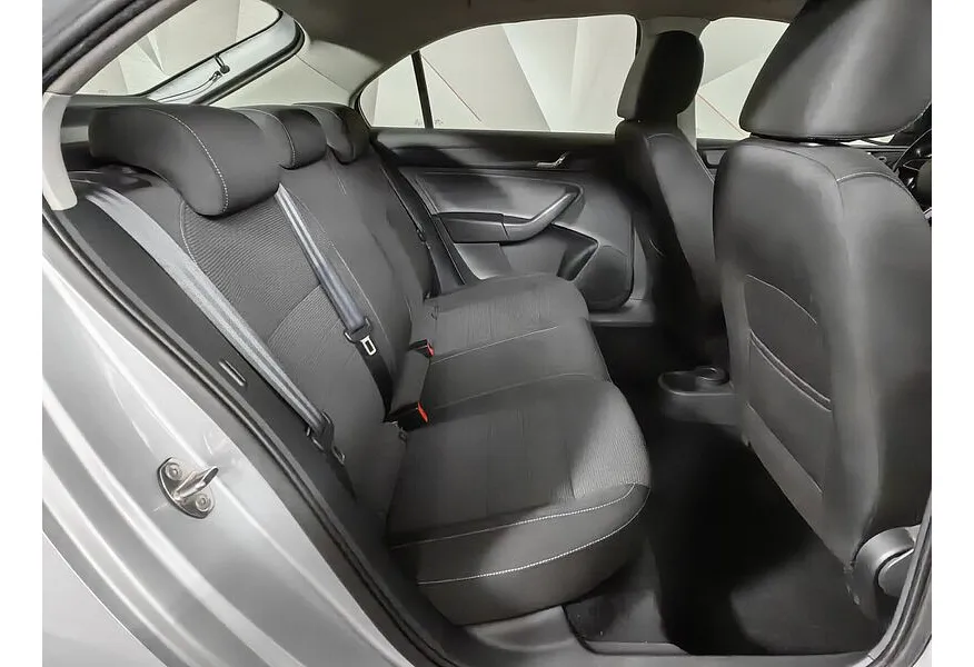 Skoda Rapid 1.6 MT (105 л.с.) Серебристый в АВИЛОН. Слайд №12