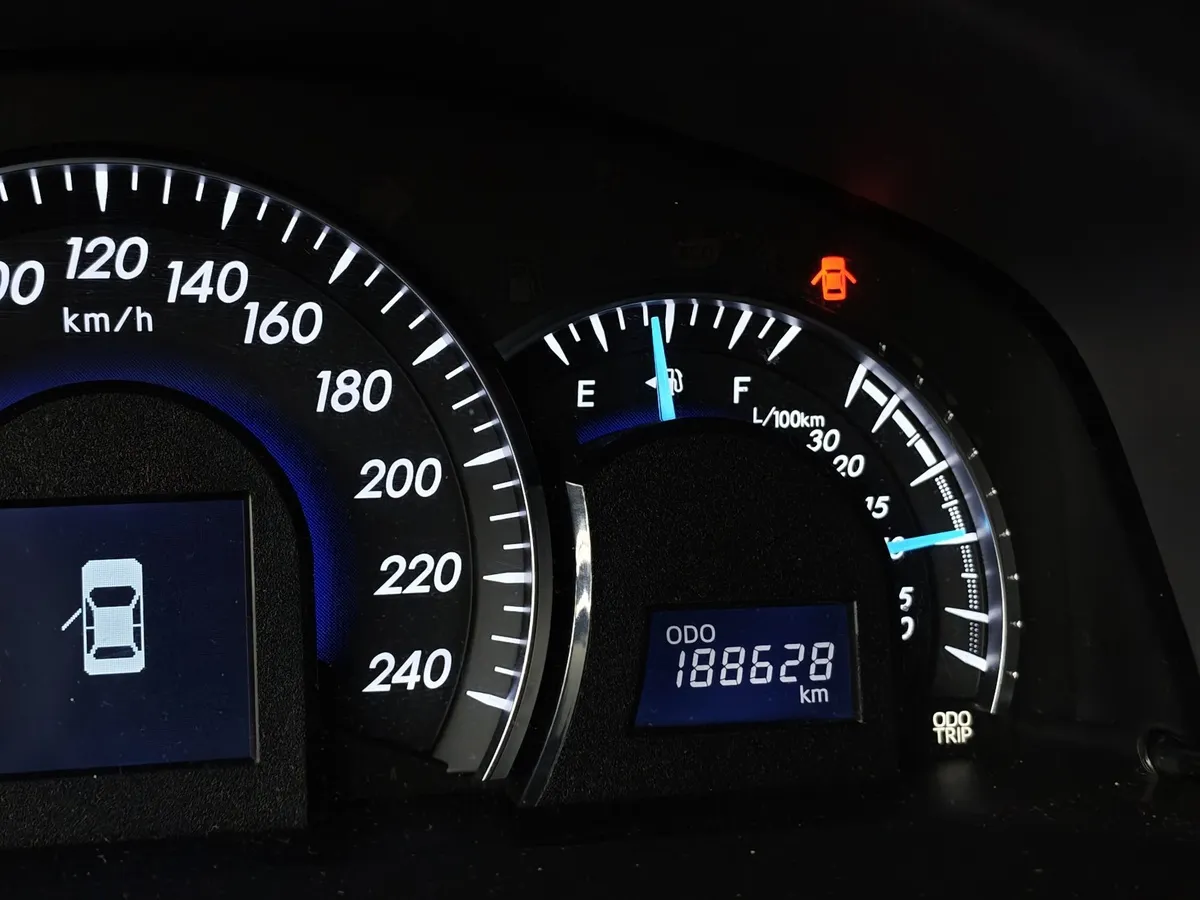 Toyota Camry 2.5 AT (181 л.с.) Стандарт Белый в АВИЛОН. Слайд №17