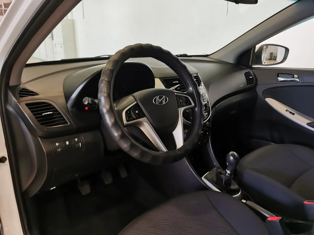 Hyundai Solaris 1.6 MT (123 л.с.) Comfort Белый в АВИЛОН. Слайд №18