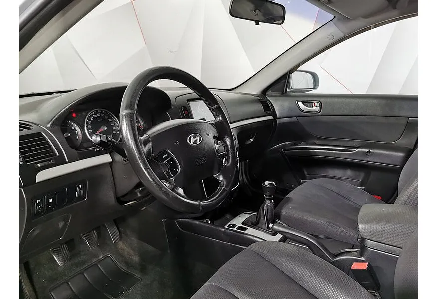 Hyundai Sonata 2.0 MT (144 л.с.) Серебристый в АВИЛОН. Слайд №20