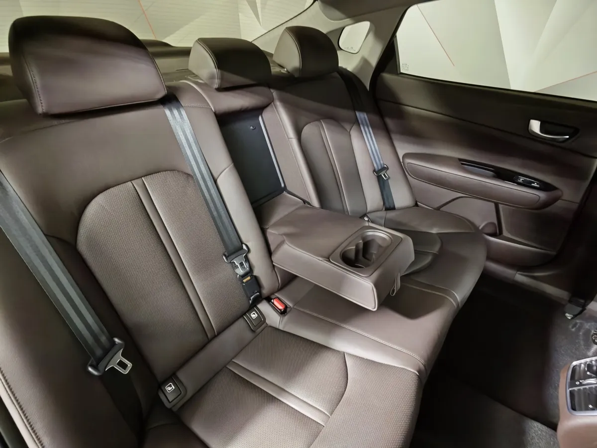 Kia Optima 2.4 GDI AT (188 л.с.) Luxe Коричневый в АВИЛОН. Слайд №16