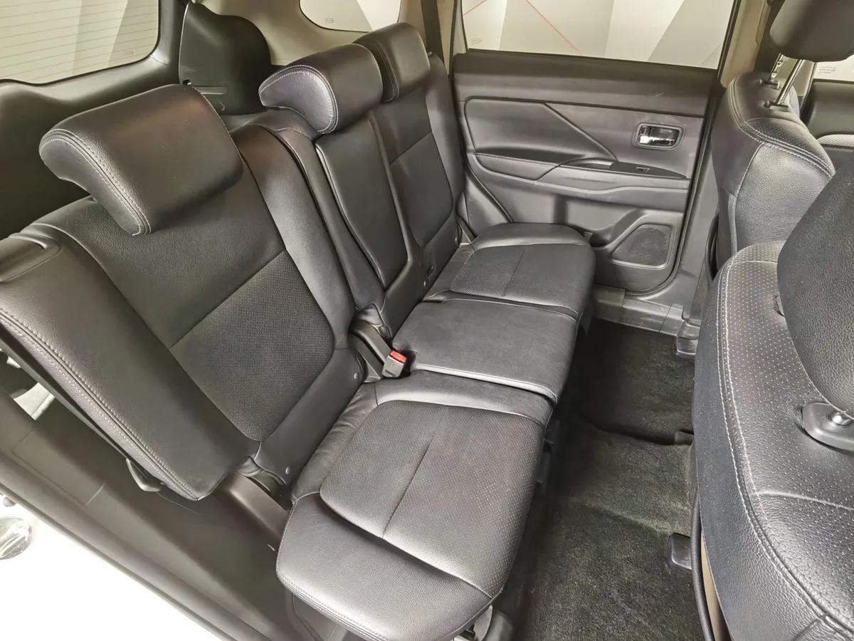 Mitsubishi Outlander 2.4 MIVEC CVT 4WD (167 л.с.) Ultimate Plus Белый в АВИЛОН. Слайд №17