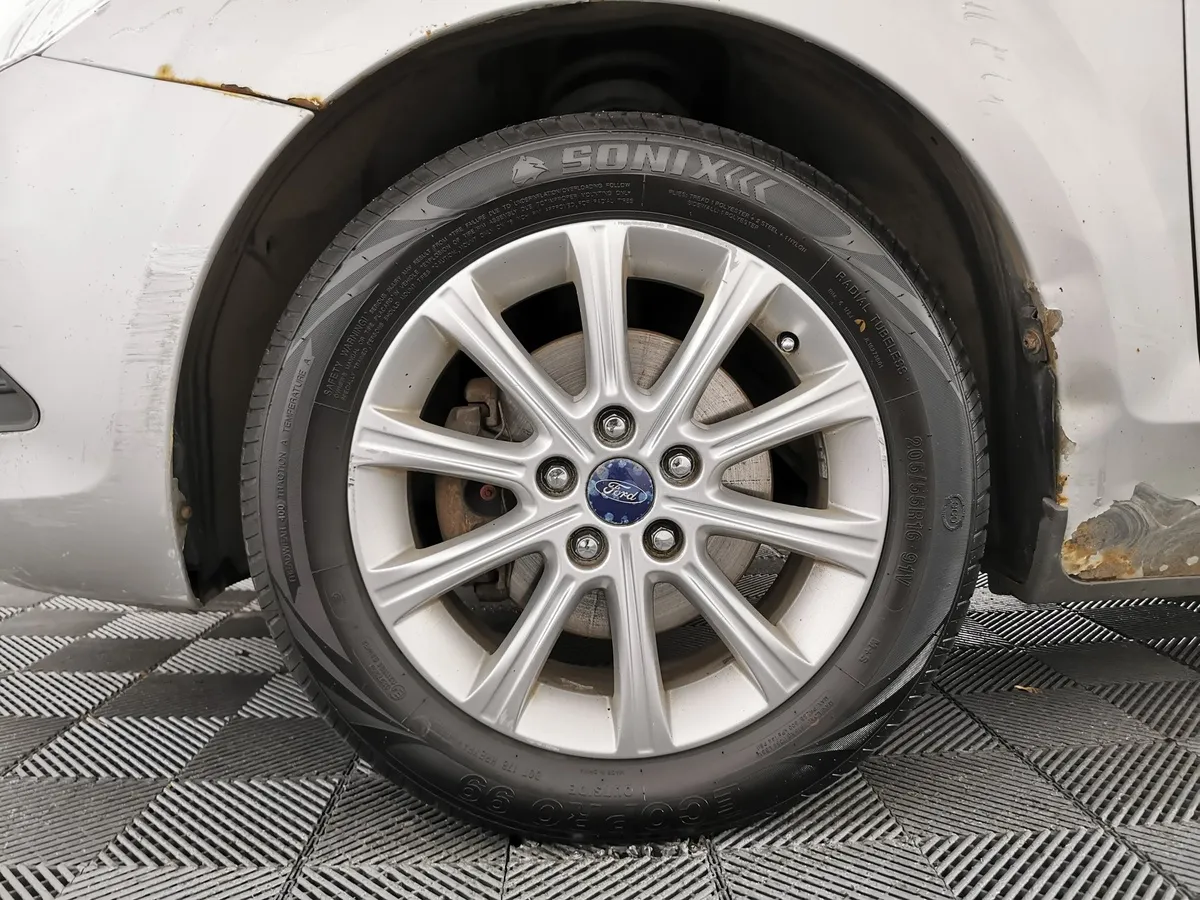 Ford Focus 1.8 MT (125 л.с.) Ghia Серебристый в АВИЛОН. Слайд №9