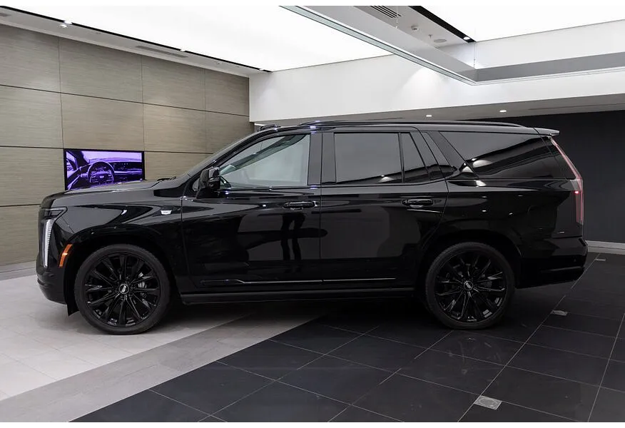 Cadillac Escalade 6.2 V8 AT AWD (420 л.с.) Sport Platinum Черный в АВИЛОН. Слайд №2