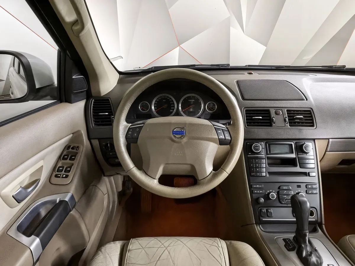 Volvo XC90 2.5 T5 Geartronic AWD (5 мест) (210 л.с.) Белый в АВИЛОН. Слайд №19