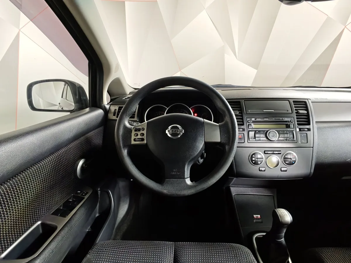 Nissan Tiida 1.6 MT (110 л.с.) Черный в АВИЛОН. Слайд №17