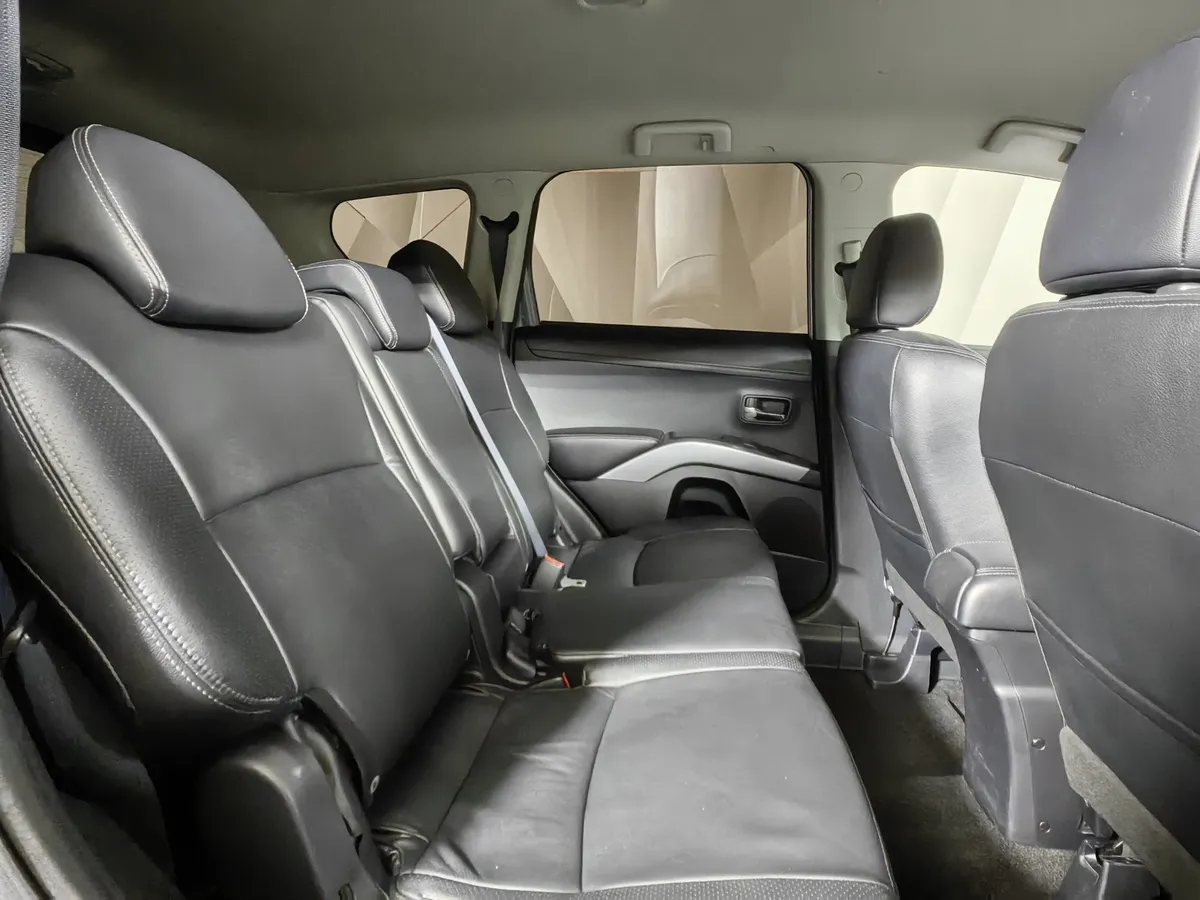 Mitsubishi Outlander 2.4 CVT 4WD (170 л.с.) Серый в АВИЛОН. Слайд №16