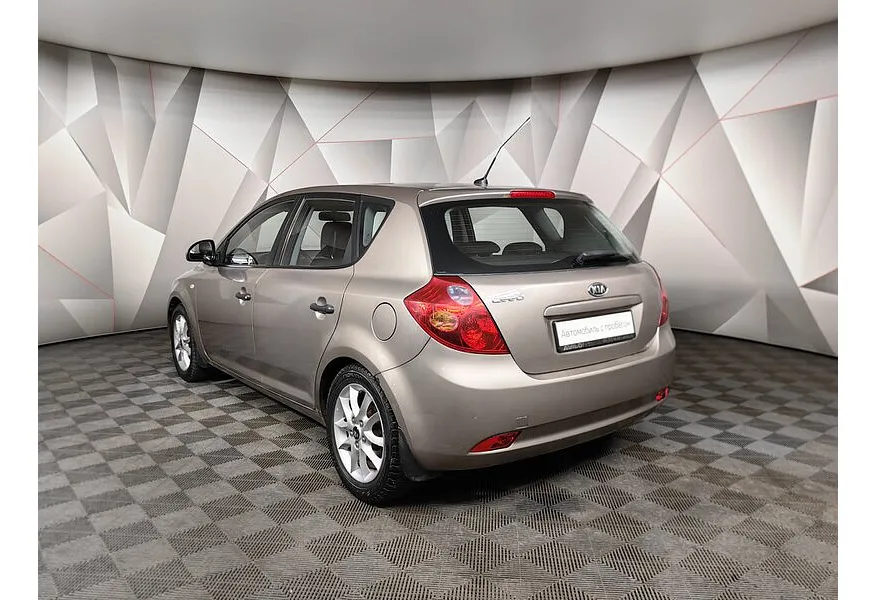 Kia Ceed 1.4 MT (109 л.с.) Бежевый в АВИЛОН. Слайд №4
