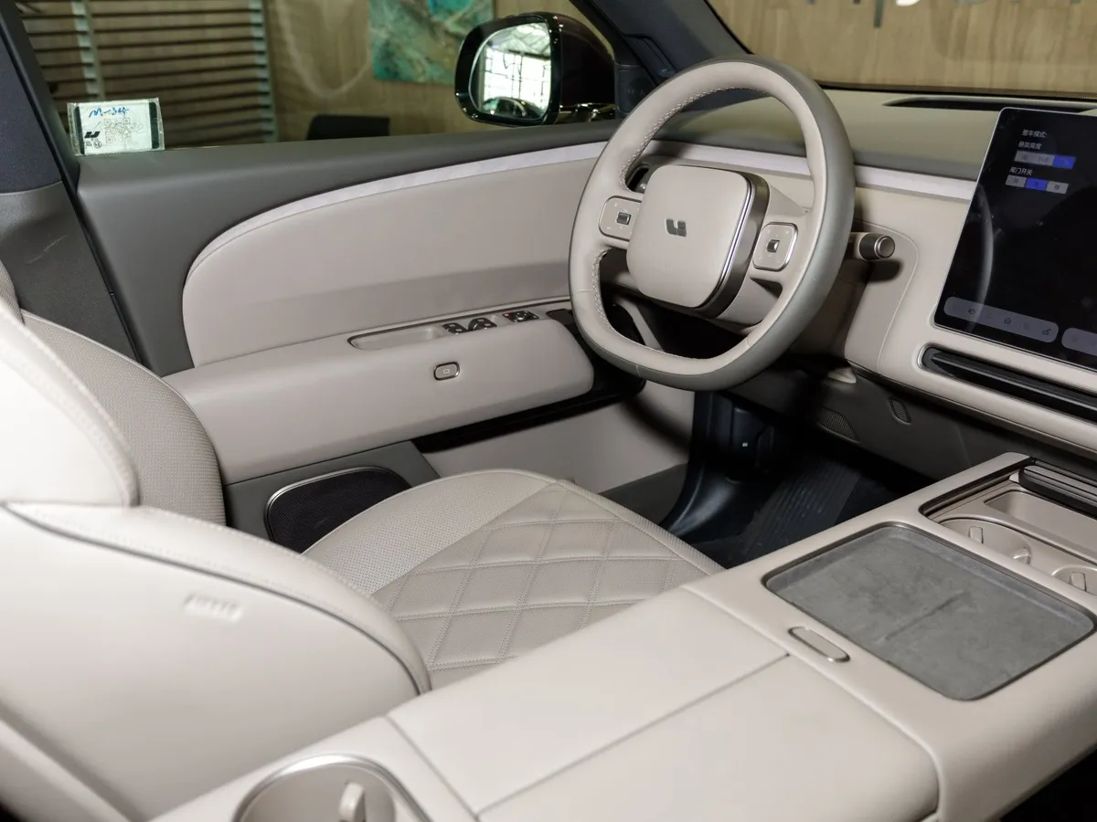 Li Auto L9 1.5h AT 4WD (571 л.с.) Ливис Серый в АВИЛОН. Слайд №4