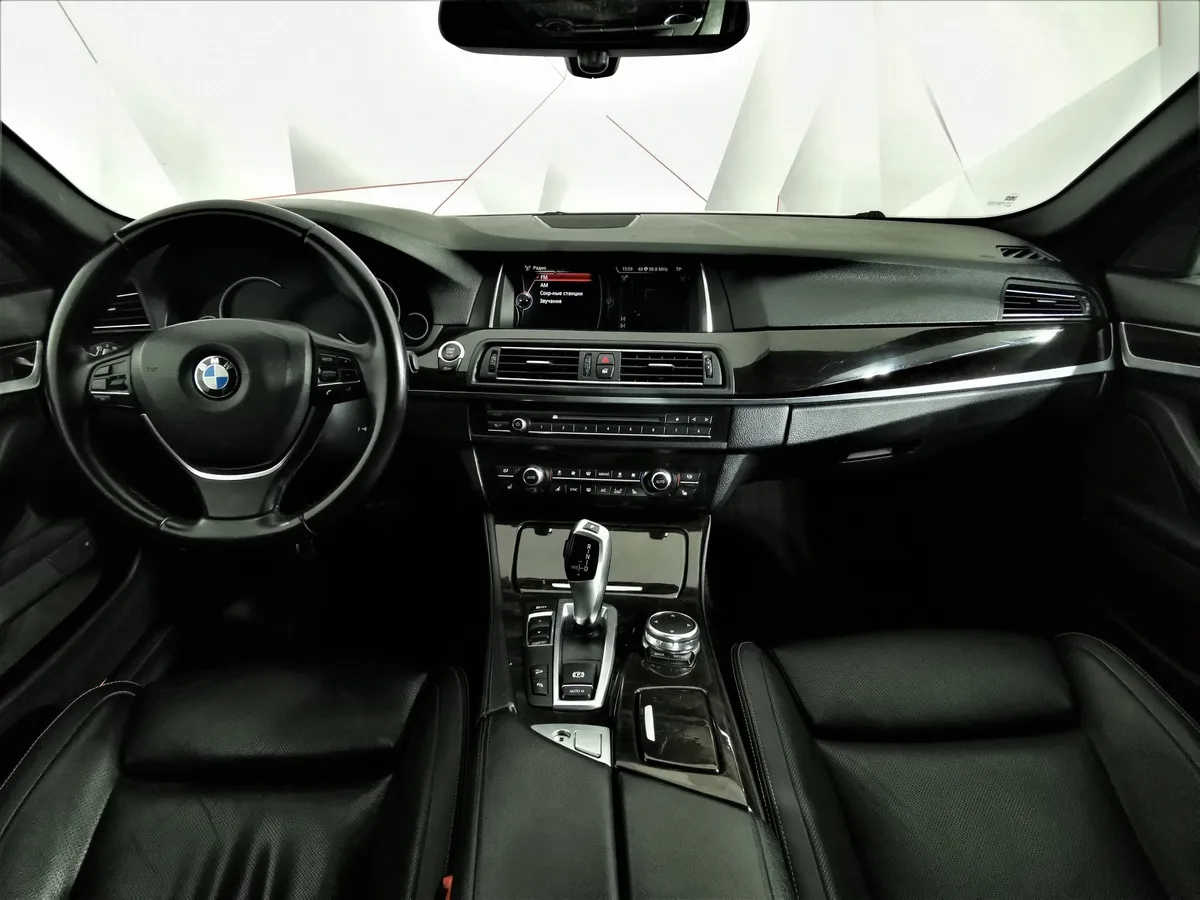 BMW 5 серия 528i xDrive AT (245 л.с.) Base Локальная сборка Белый в АВИЛОН. Слайд №11