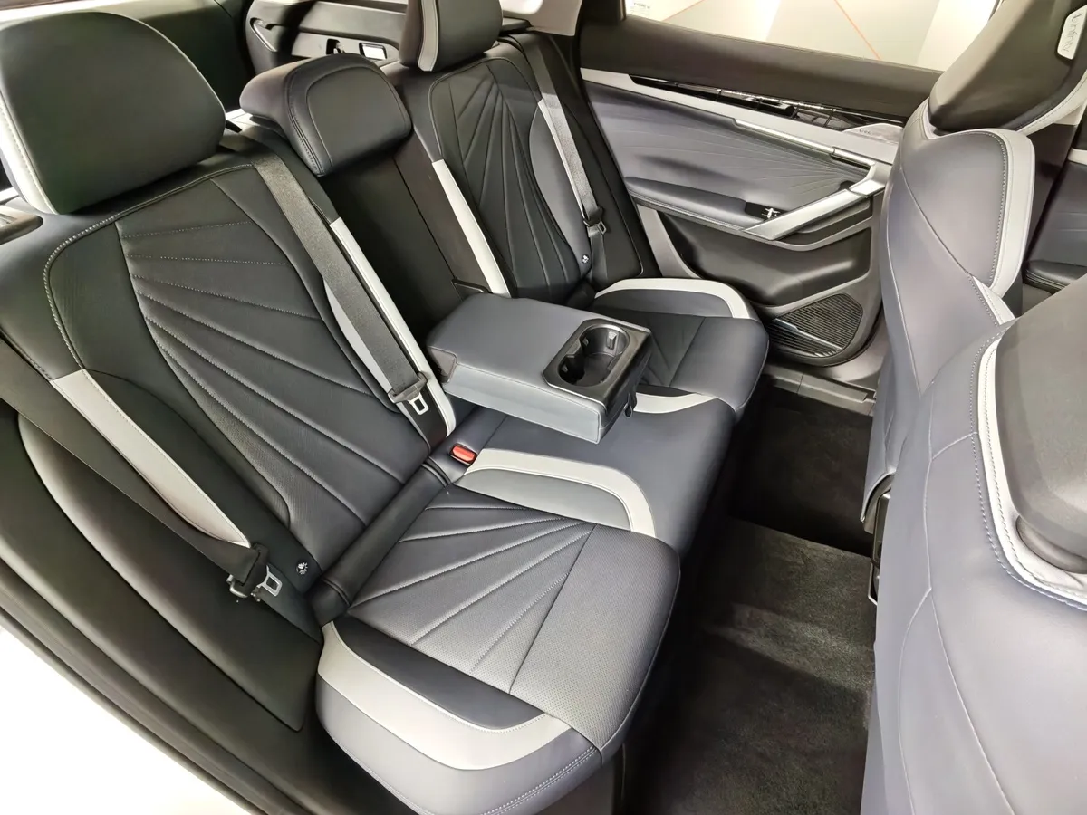 Geely Atlas 2.0T AT 4WD (200 л.с.) Флагман Белый в АВИЛОН. Слайд №17