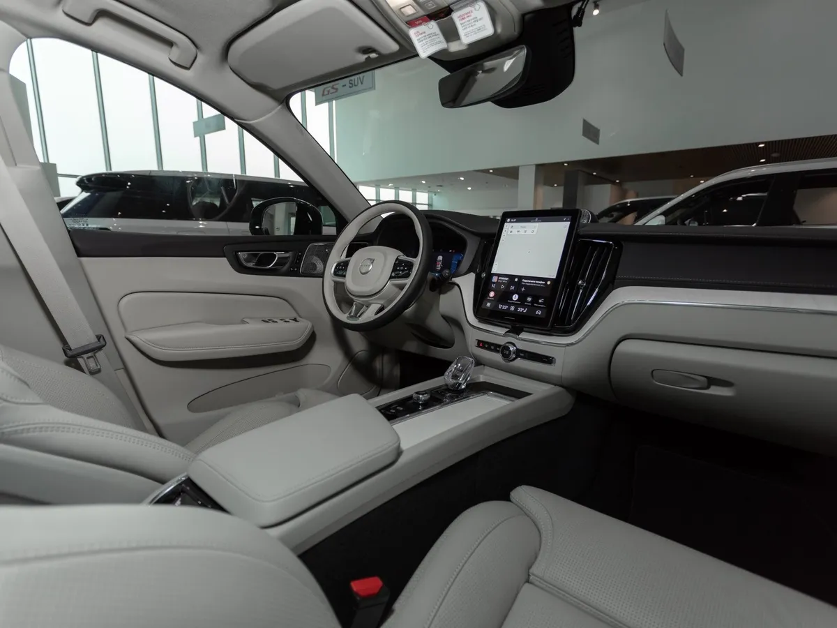 Volvo XC60 2.0 B5 8AT AWD (250 л.с.) Ultra Dark Синий в АВИЛОН. Слайд №11