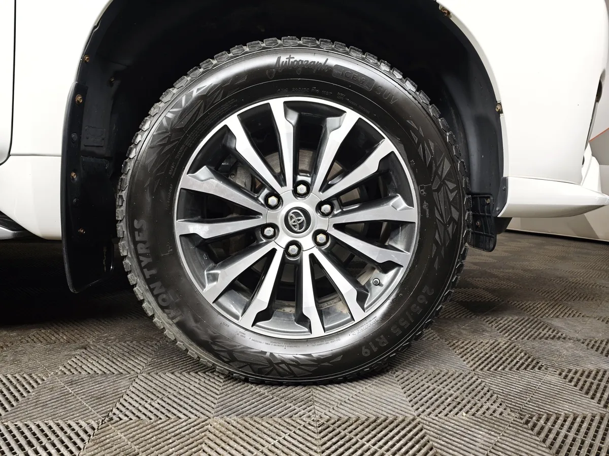 Toyota Land Cruiser Prado 4.0 AT AWD (249 л.с.) Белый в АВИЛОН. Слайд №9