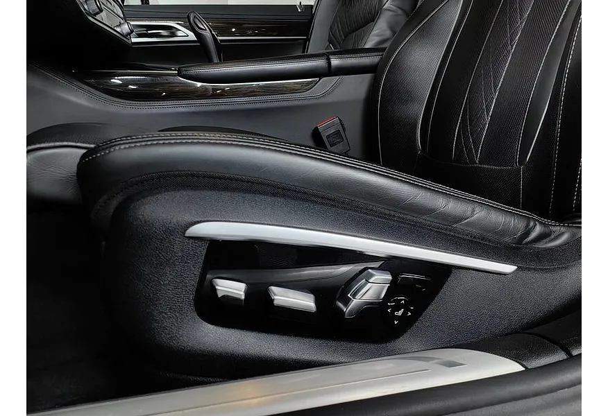 BMW 7 серия 740Ld xDrive AT (320 л.с.) Pure Excellence Черный в АВИЛОН. Слайд №17