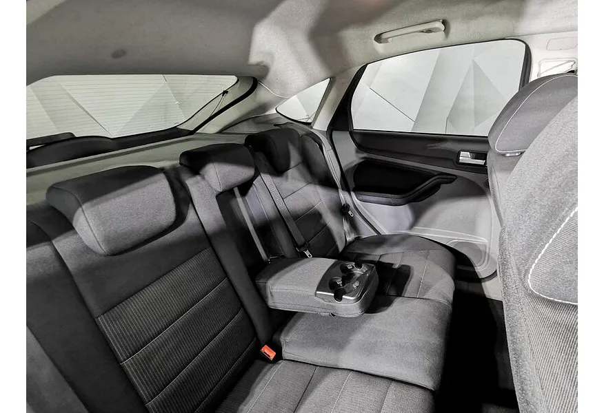 Ford Focus 2.0 AT (145 л.с.) Ghia Черный в АВИЛОН. Слайд №15