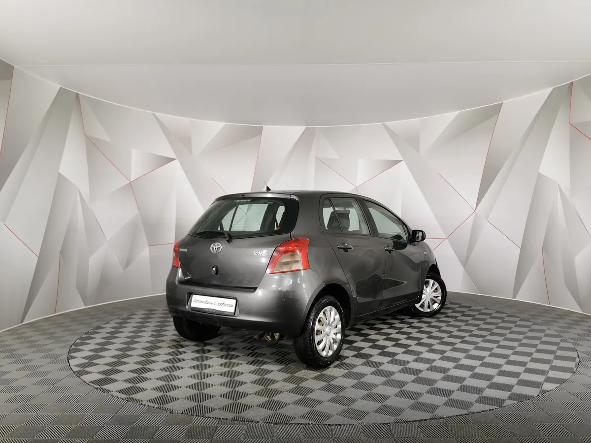 Toyota Yaris 1.3 MMT (87 л.с.) Серый в АВИЛОН. Слайд №2