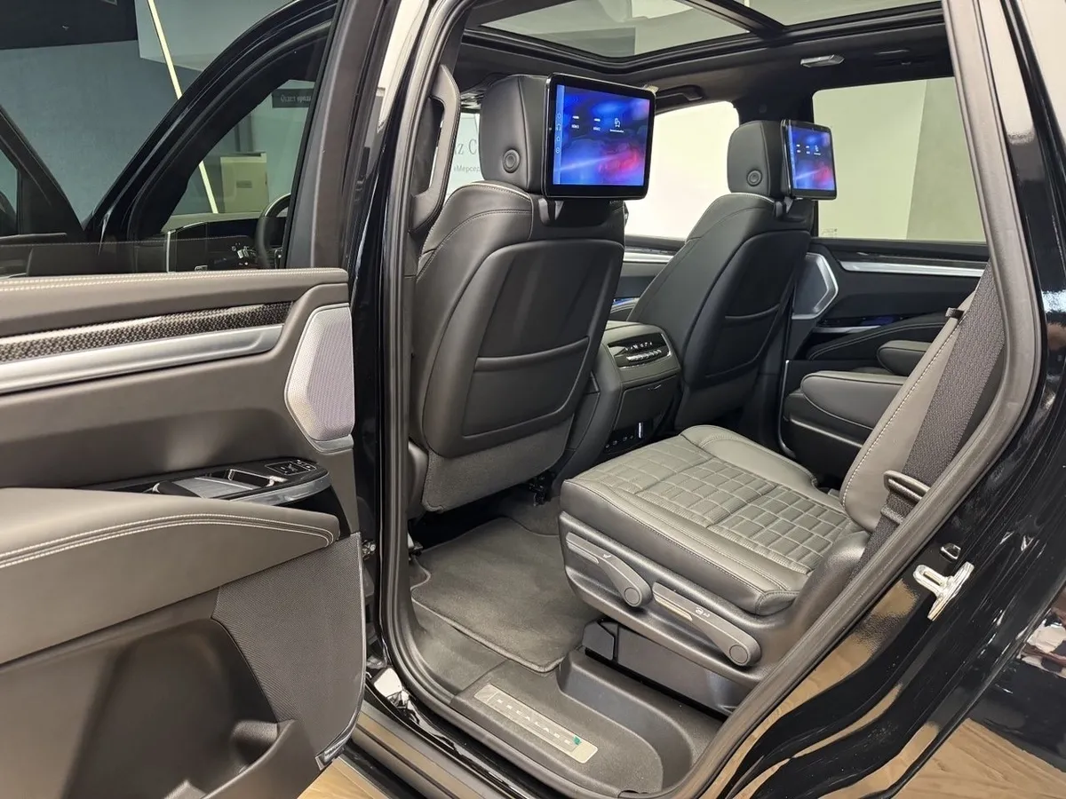 Cadillac Escalade V 6.2 AT 4WD (690 л.с.) V-series Черный в АВИЛОН. Слайд №16
