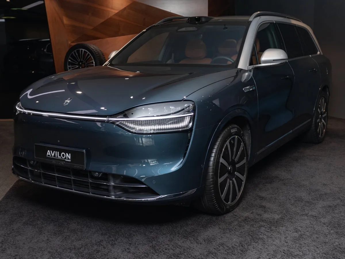 АВИЛОН - AITO M9 EVR 1.5 AT 4WD (496 л.с.) 6 мест Ultra Синий - slide 9964687