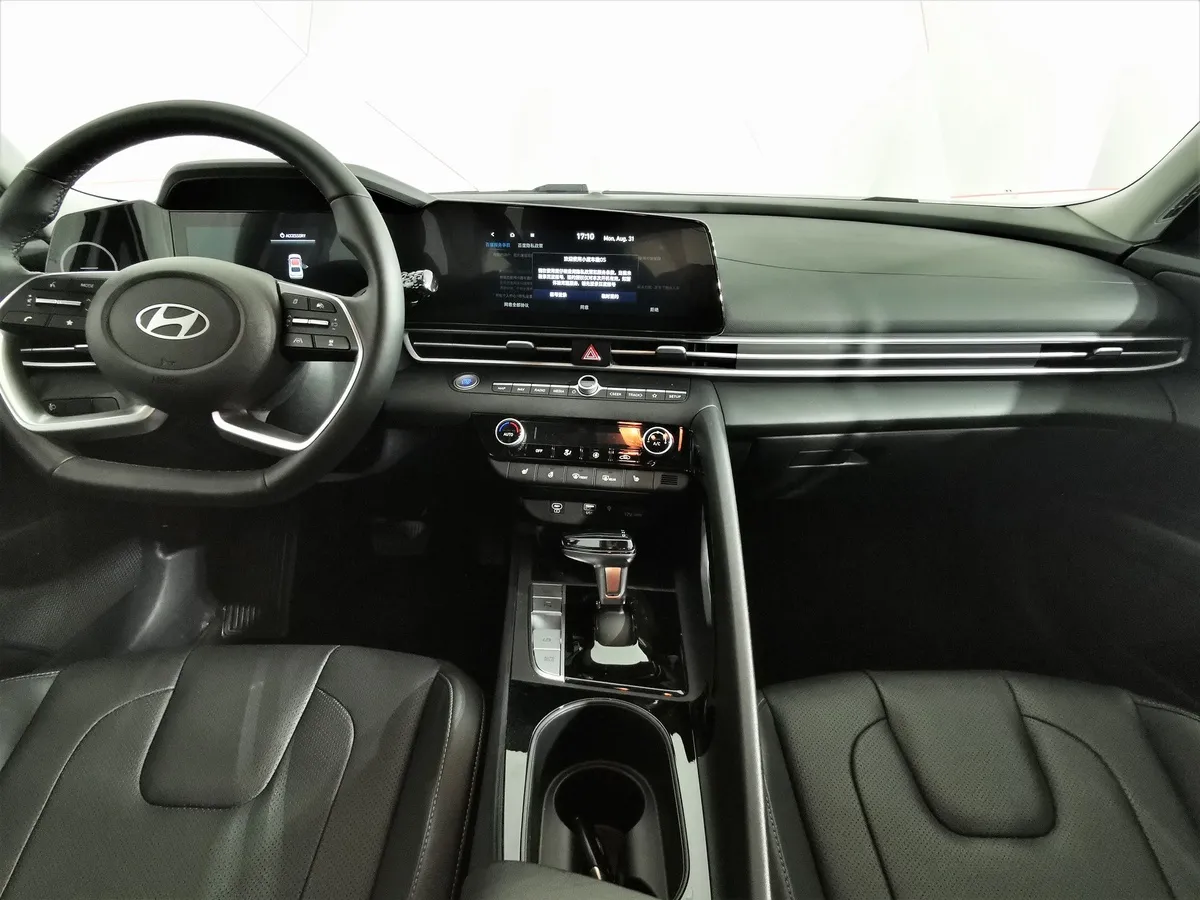 Hyundai Elantra 1.5 CTV (115 л.с.) Premium Edition Белый в АВИЛОН. Слайд №13