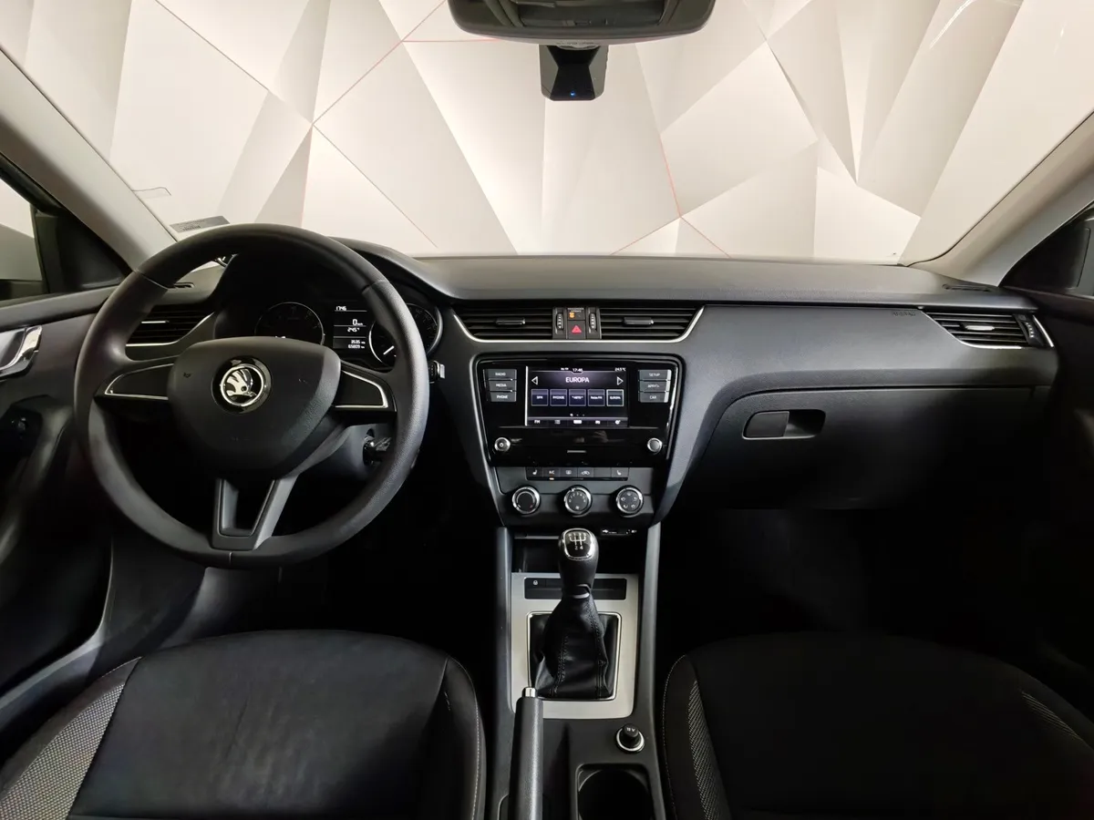 Skoda Octavia 1.6 MPI MT (110 л.с.) Белый в АВИЛОН. Слайд №14