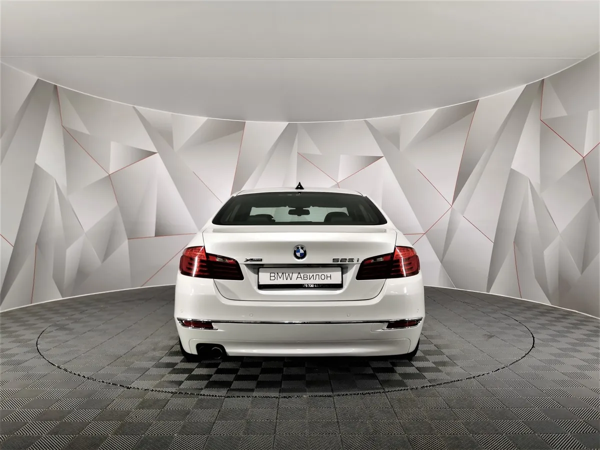 BMW 5 серия 528i xDrive AT (245 л.с.) Base Локальная сборка Белый в АВИЛОН. Слайд №4