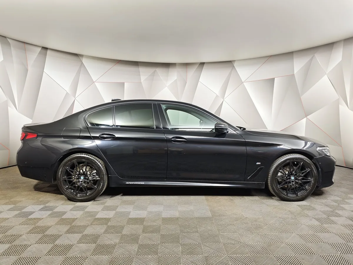 BMW 5 серия 520d xDrive Steptronic (190 л.с.) M Sport Черный в АВИЛОН. Слайд №6