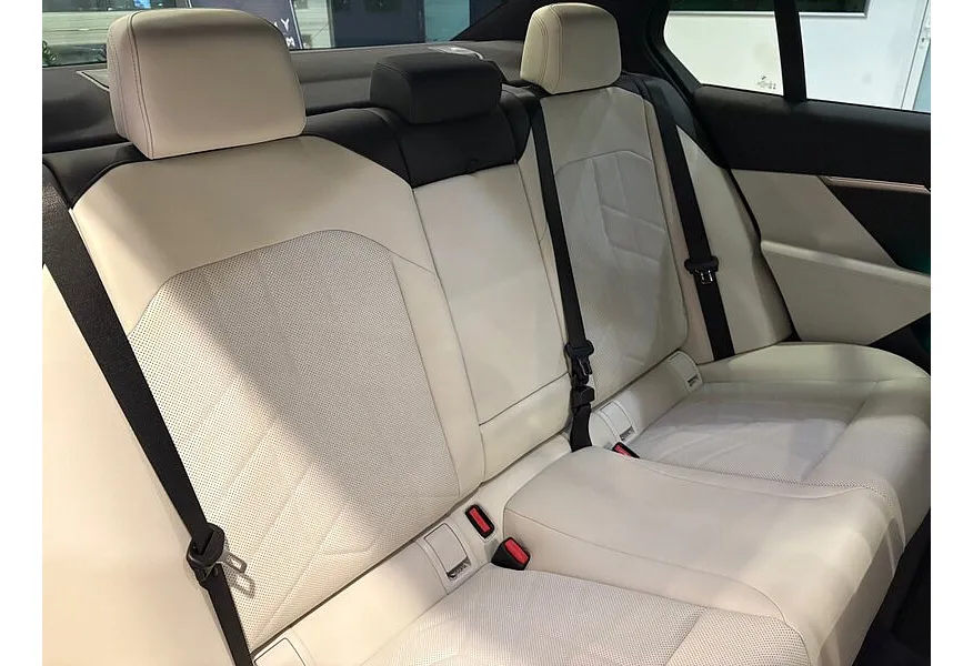 BMW 5 серия 520d xDrive AT (197 л.с.) Черный в АВИЛОН. Слайд №9