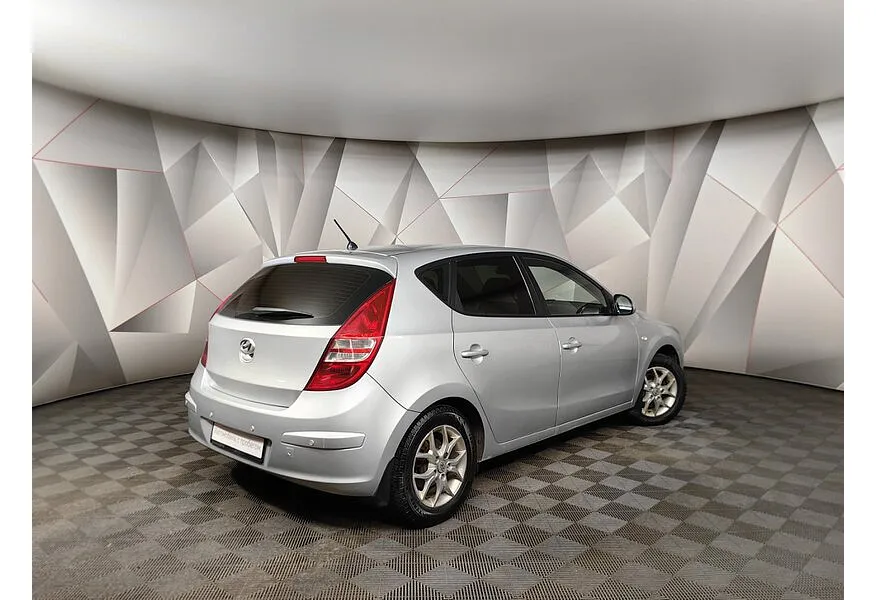 Hyundai i30 1.6 MT (122 л.с.) Серебристый в АВИЛОН. Слайд №2