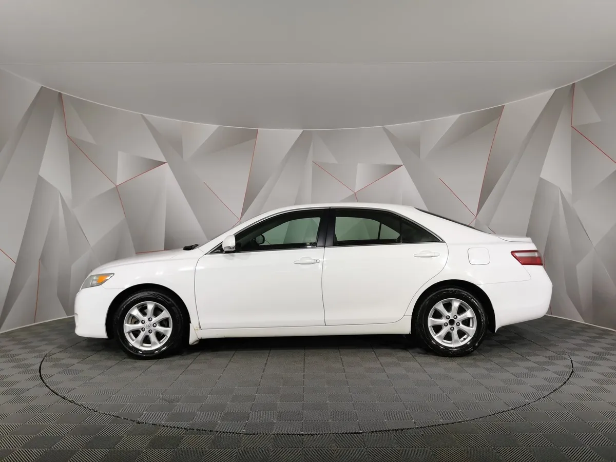 Toyota Camry 2.4 VVT-i AT (167 л.с.) Белый в АВИЛОН. Слайд №5