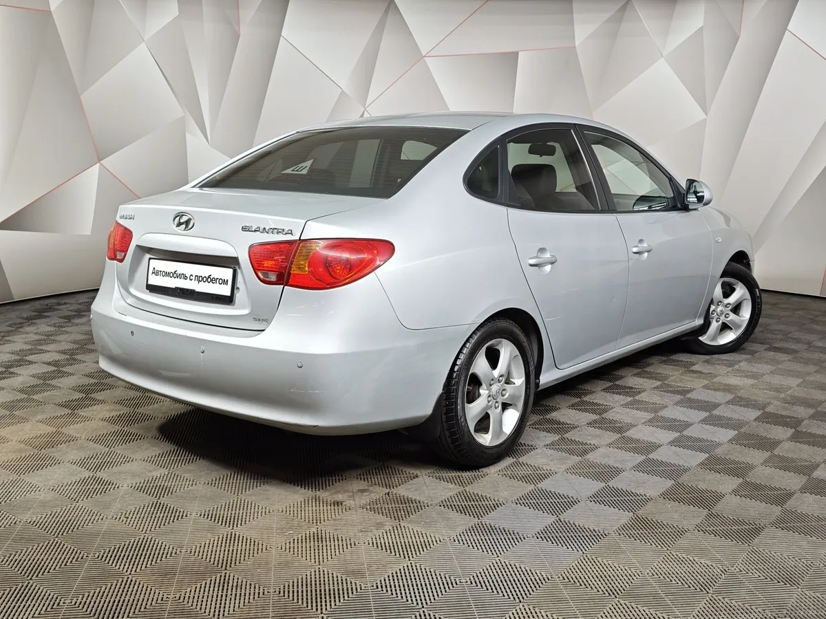 Hyundai Elantra 1.6 AT (122 л.с.) Серебристый в АВИЛОН. Слайд №2