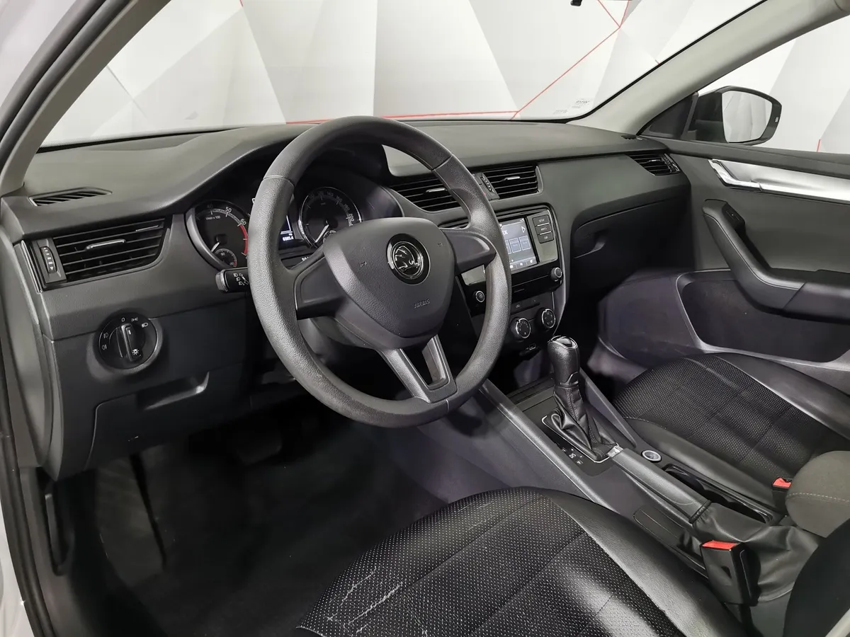 Skoda Octavia 1.6 MPI AT (110 л.с.) Белый в АВИЛОН. Слайд №18