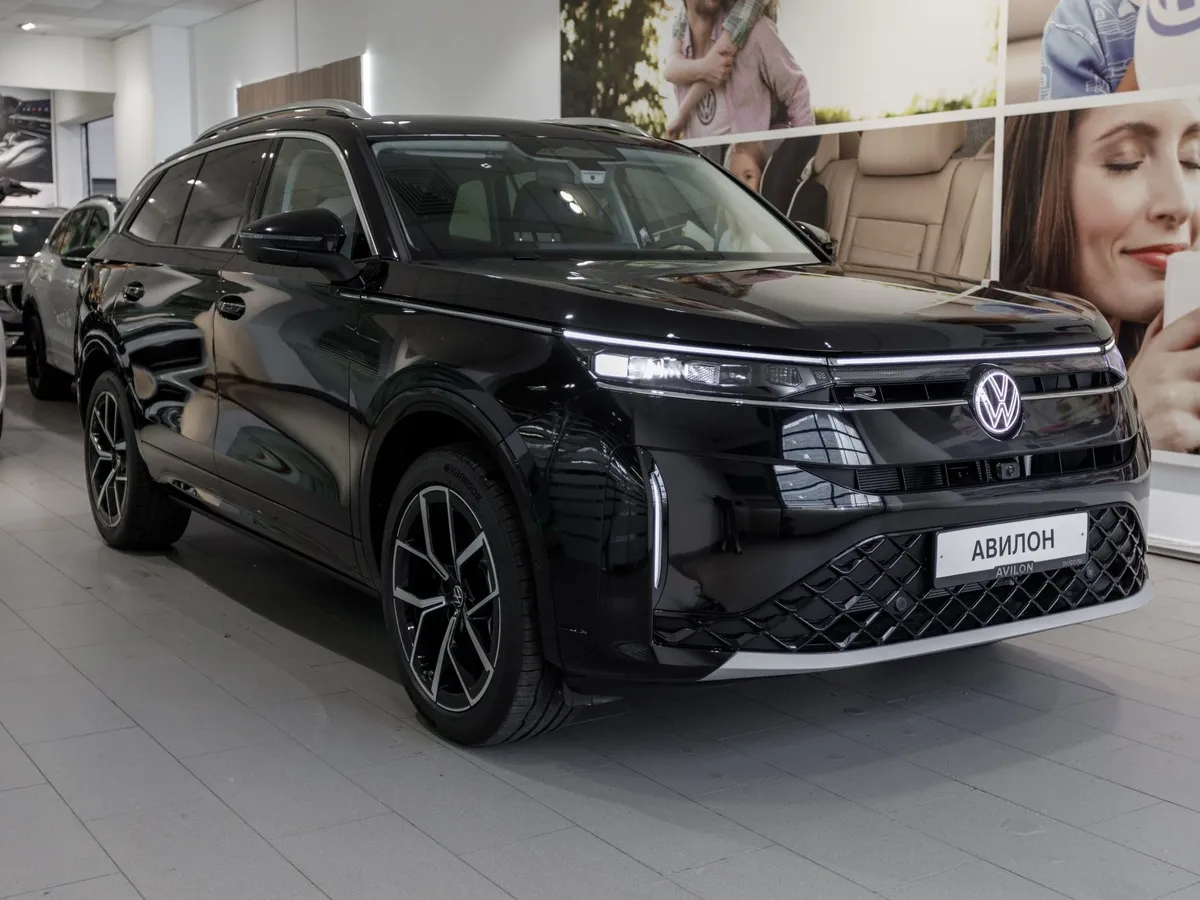Volkswagen Tavendor 2.0 DSG 4WD (272 л.с.) Р-Лайн Тоуринг Черный в АВИЛОН. Слайд №2
