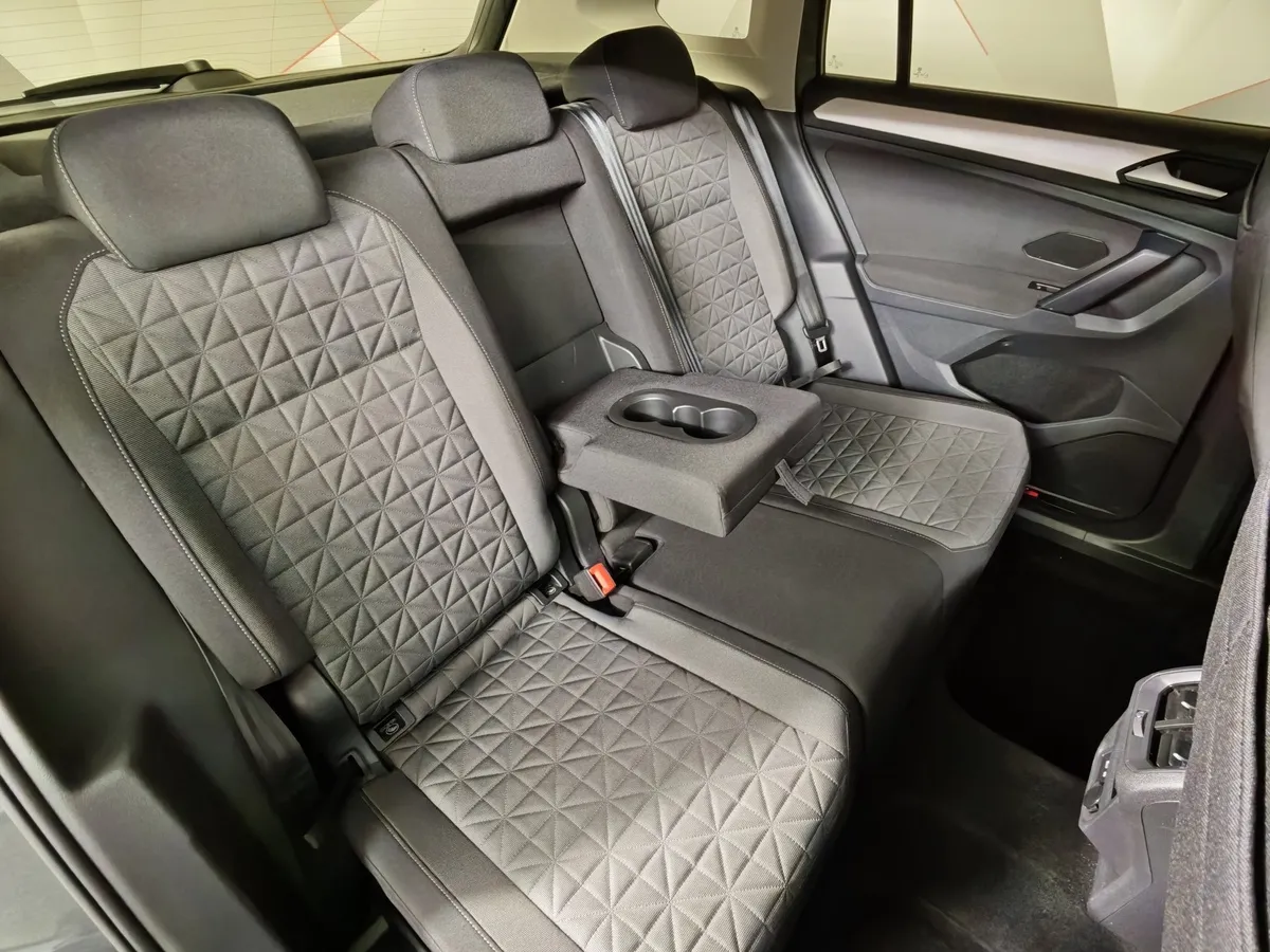 Volkswagen Tiguan 1.4 TSI BlueMotion DSG (150 л.с.) Comfortline Серый в АВИЛОН. Слайд №16
