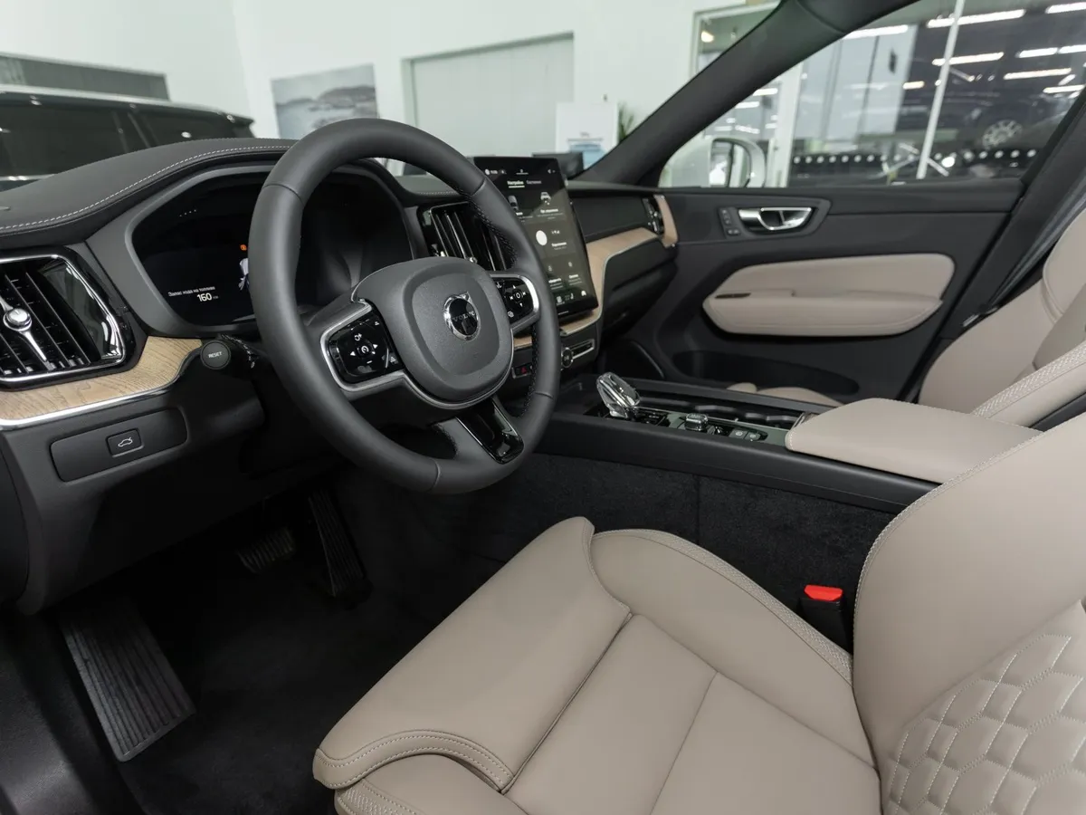 Volvo XC60 2.0 AT AWD (264 л.с.) Luxury Edition Черный в АВИЛОН. Слайд №7