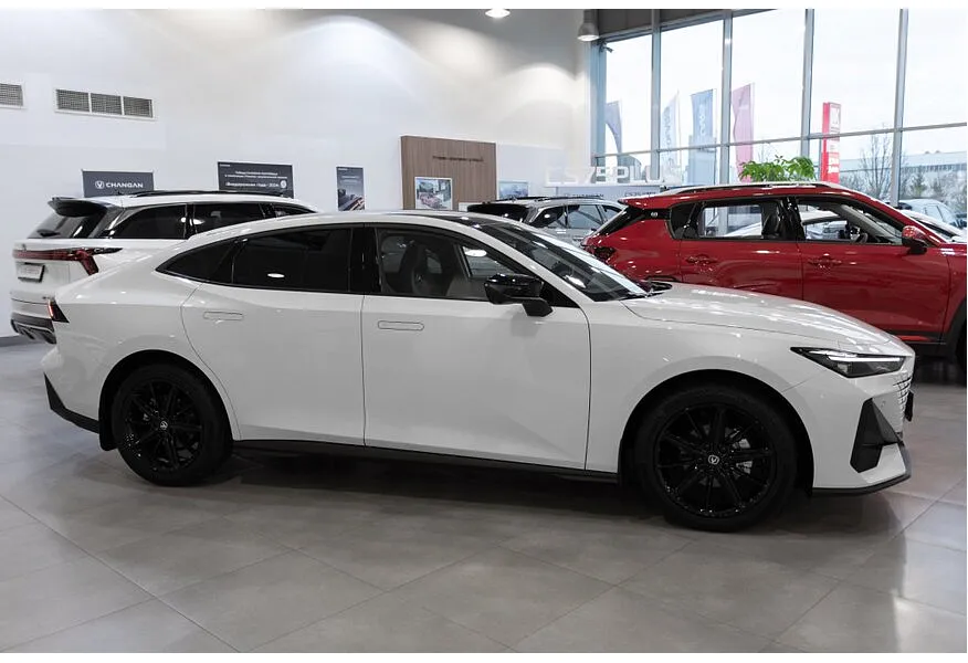 Changan UNI-V 1.5 AMT (181 л.с.) Tech Белый в АВИЛОН. Слайд №4