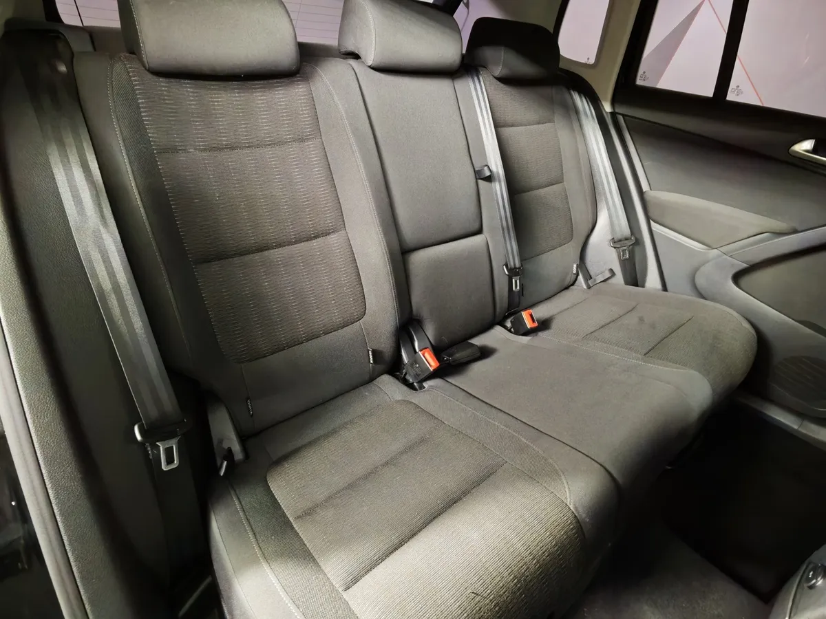 Volkswagen Tiguan 2.0 TSI 4Motion AT (170 л.с.) Track & Field Черный в АВИЛОН. Слайд №17