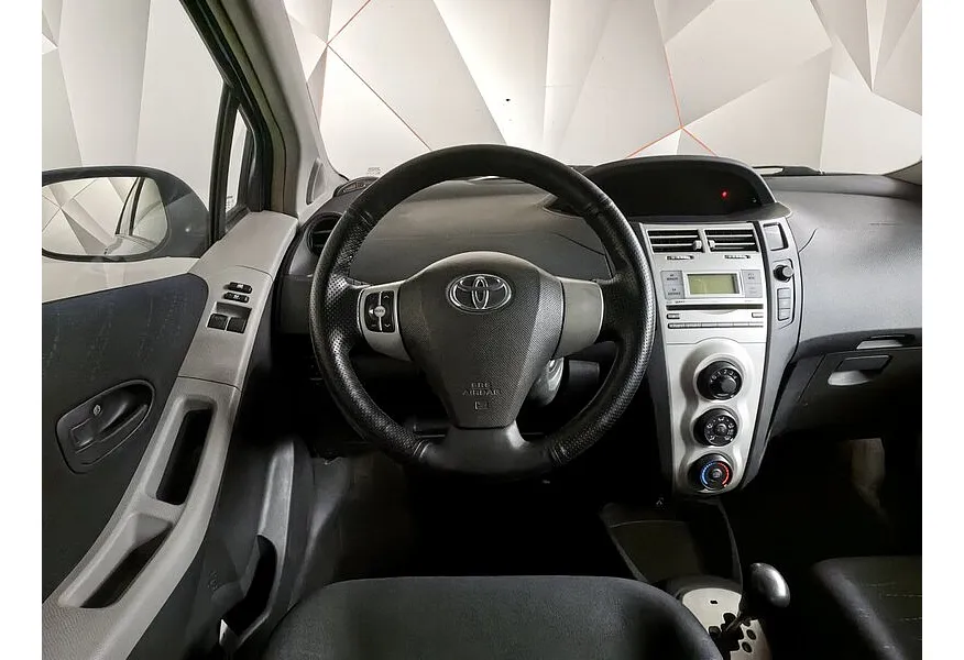 Toyota Yaris 1.3 MMT (87 л.с.) Синий в АВИЛОН. Слайд №17