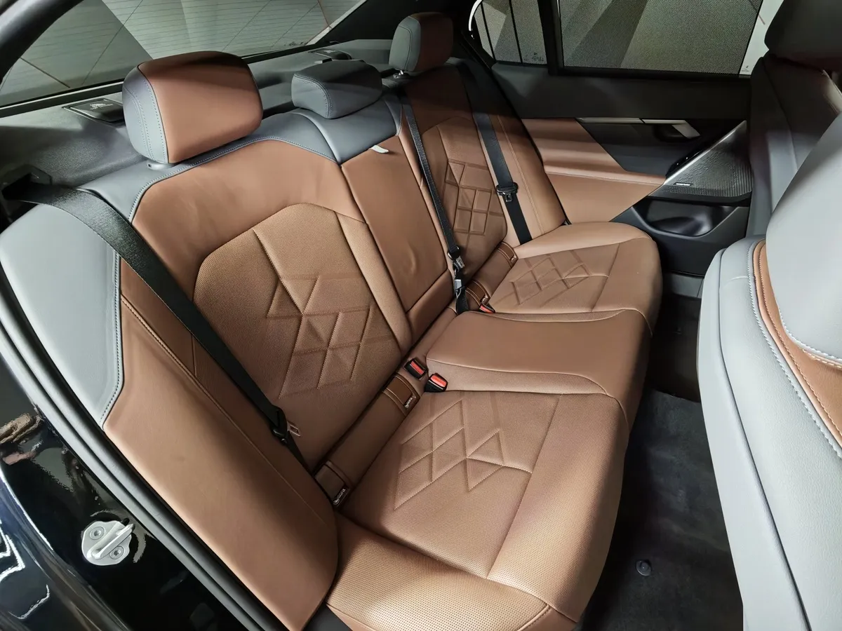 BMW 5 серия 530e AT RWD (299 л.с.) Черный в АВИЛОН. Слайд №14