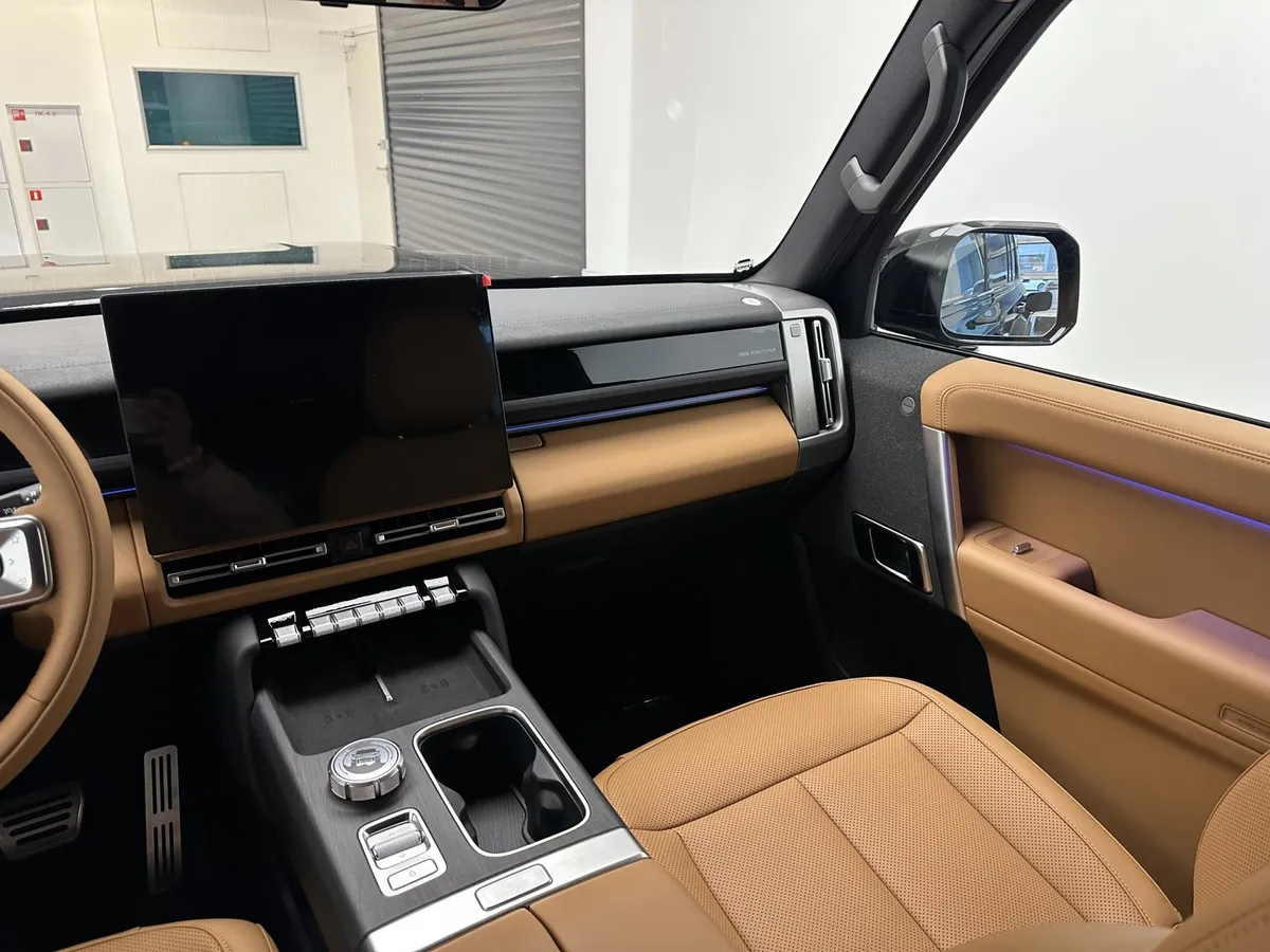 ESTEO V27 1.5h REEV AT 4WD (456 л.с.) Премиум Черный в АВИЛОН. Слайд №6