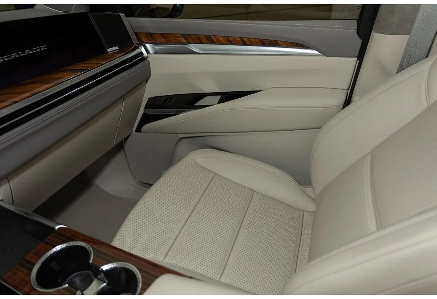 Cadillac Escalade 6.2 V8 AT AWD (420 л.с.) Sport Platinum Черный в АВИЛОН. Слайд №15