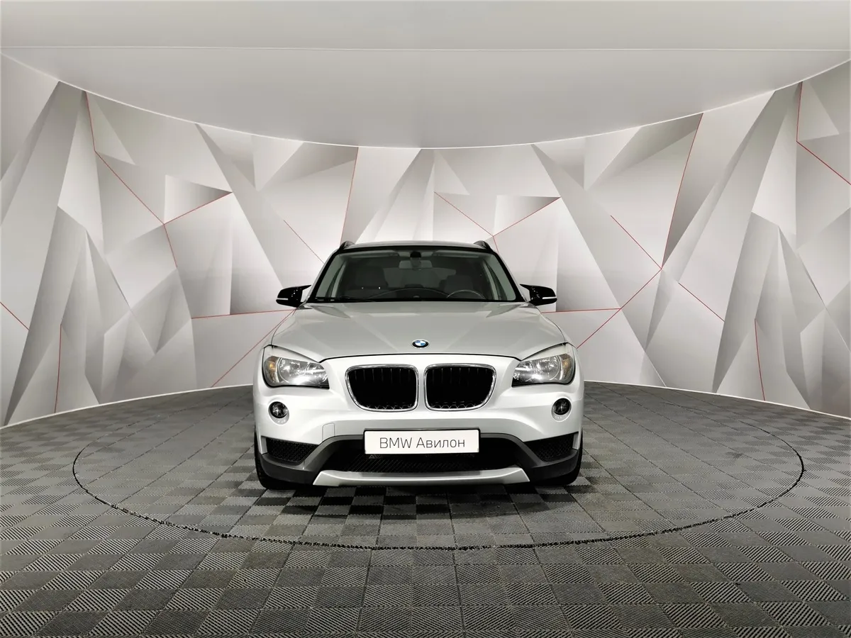BMW X1 xDrive20i AT (184 л.с.) Серебристый в АВИЛОН. Слайд №3