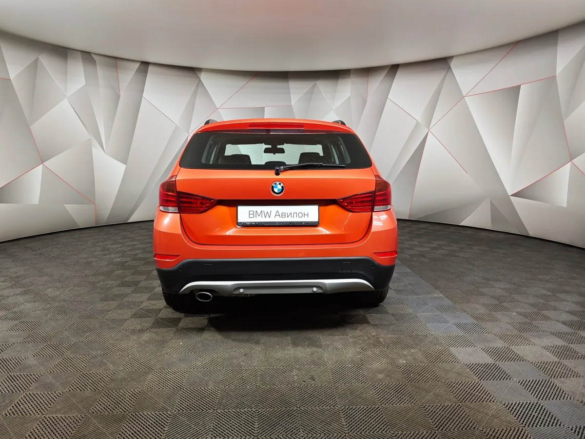 BMW X1 sDrive18i AT (150 л.с.) Базовая. Локальная сборка Оранжевый в АВИЛОН. Слайд №4