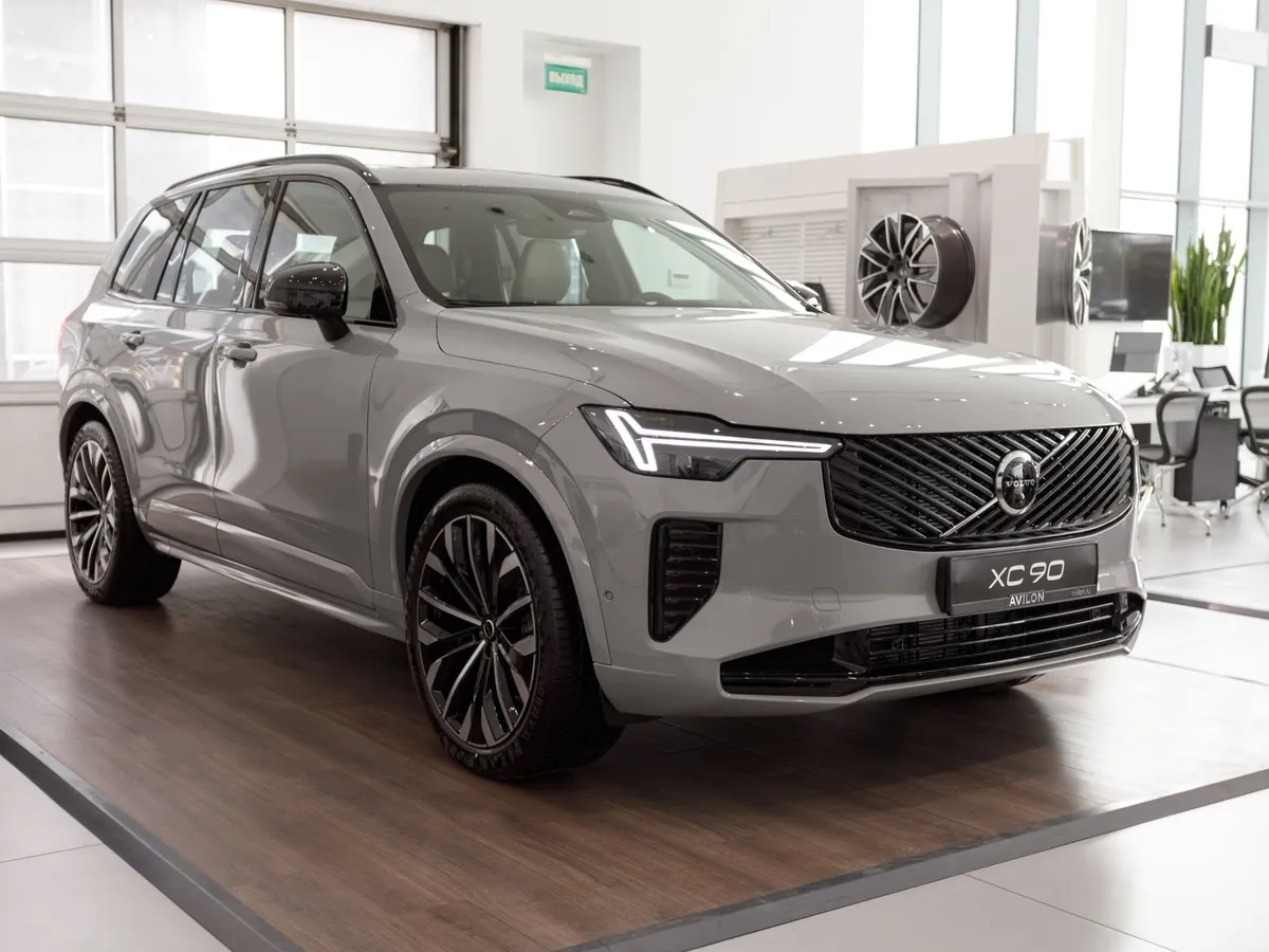 Volvo XC90 2.0 B6 mild hybrid AT AWD (7 мест) (300 л.с.) Ультра темный Серый в АВИЛОН. Слайд №2